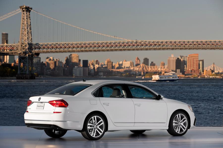  Volkswagen Passat TSI R-Line 2016 года  (фото 6 из 15)